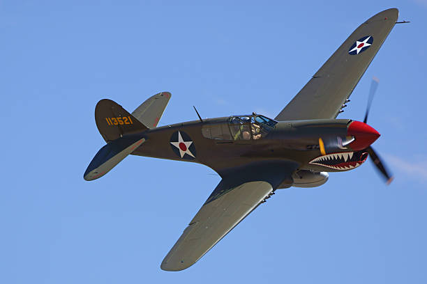 p - 40 vintage zweiten weltkrieg flugzeug fliegen - kittyhawk stock-fotos und bilder