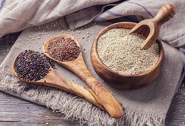 vermelho, preto e branco quinoa sementes - quinoa spoon wood photography imagens e fotografias de stock