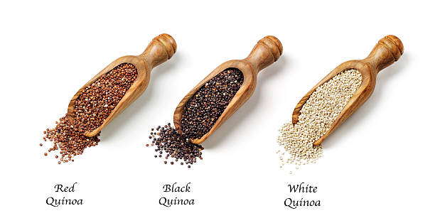 rojo, blanco y negro quinua semillas - quinoa spoon wood photography fotografías e imágenes de stock