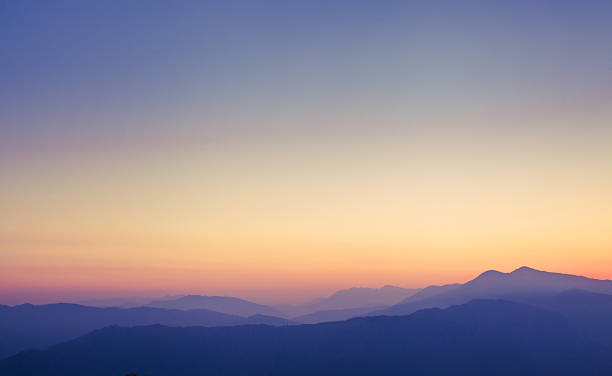 montanhas do himalaia - horizon over land mountain hill horizon imagens e fotografias de stock