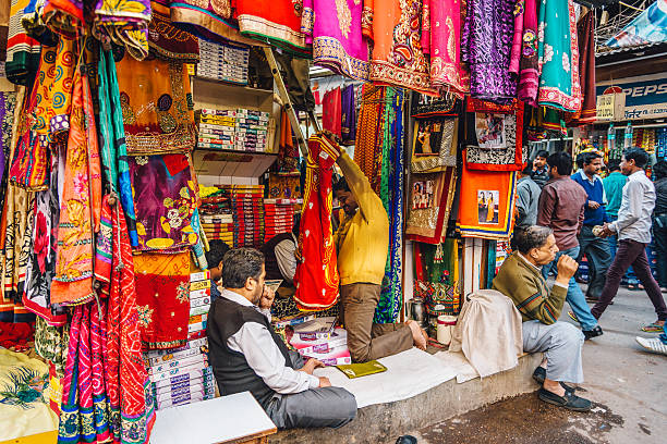 サリのショップの通りのオールドデリー,インド - consumerism indian ethnicity india delhi ストックフォトと画像