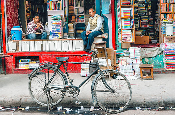 libreria su una strada a vecchia delhi, india - consumerism indian ethnicity india delhi foto e immagini stock