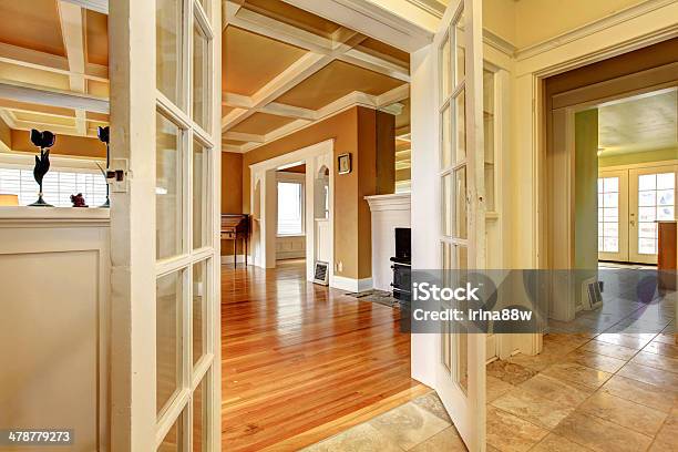 Blick Auf Die Leere Wohnzimmer Aus Einem Eingangsbereich Stockfoto und mehr Bilder von Decke - Gebäudeteil