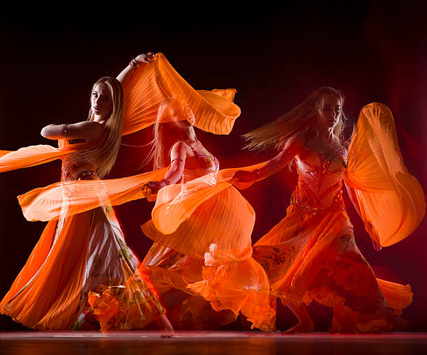 la bailarina sobre fondo negro - fantasy women blurred motion studio shot fotografías e imágenes de stock