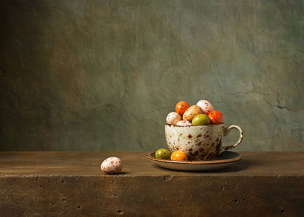 zátiší s čokoládovými velikonočními vejci - egg food fotky - stock snímky, obrázky a fotky