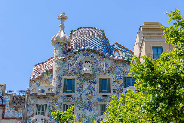 gaudi de la casa batlló à barcelone - barcelona antonio gaudi casa battlo spain photos et images de collection