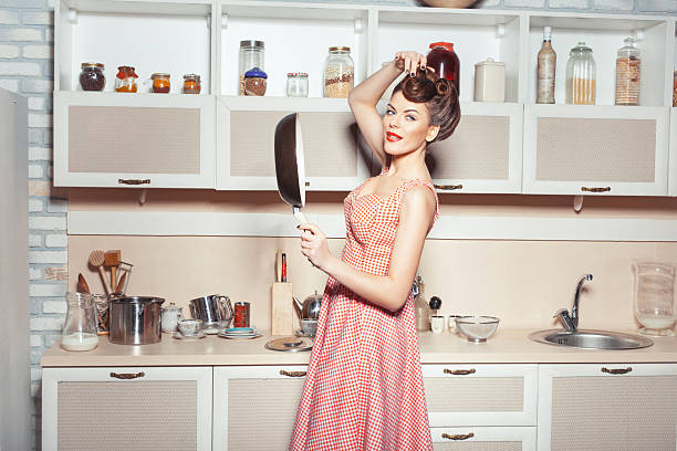 ragazza con una padella. - sensuality domestic kitchen women pan foto e immagini stock