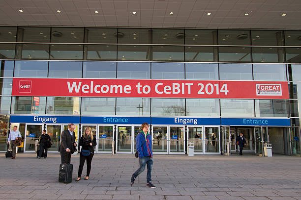 international cebit 2014 - visit spectator medium group of people germany stock-fotos und bilder