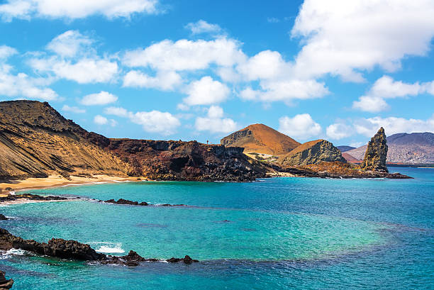 水中クレーターと最高のロック - galapagos islands ストックフォトと画像