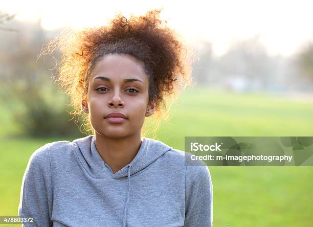 Mujer Atractiva Joven Deportes Al Aire Libre Foto de stock y más banco de imágenes de Serio - Serio, Mujeres, Una sola mujer