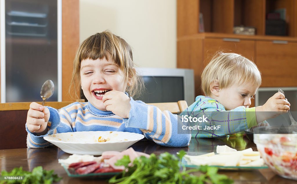 Emotionale glückliche Kinder Essen am Tisch - Lizenzfrei 12-17 Monate Stock-Foto