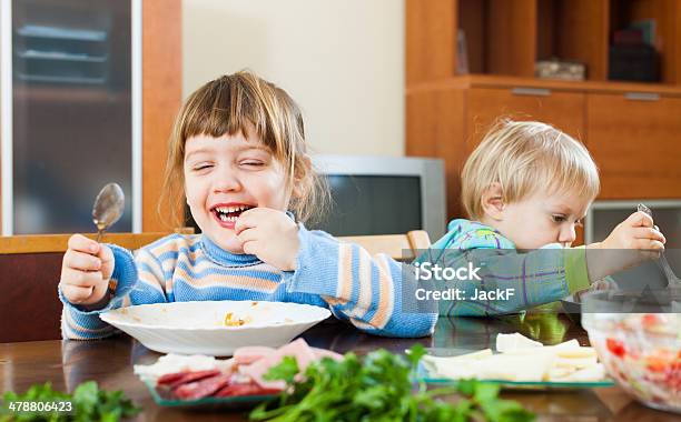 Emotionale Glückliche Kinder Essen Am Tisch Stockfoto und mehr Bilder von 12-17 Monate - 12-17 Monate, 2-3 Jahre, Baby