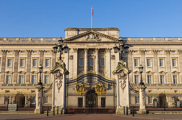o palácio de buckingham frente dos portões - palace buckingham palace london england england - fotografias e filmes do acervo