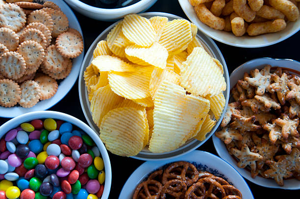 gli snack salati - spuntino foto e immagini stock