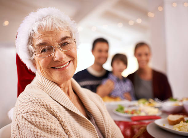 weihnachts-lunch mit der familie - group of people aging process home interior indoors stock-fotos und bilder