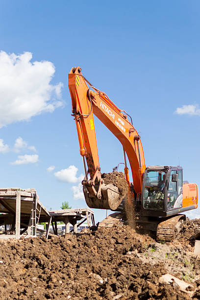 moving orange hitachi digger suelo - editorial land vehicle construction equipment built structure fotografías e imágenes de stock