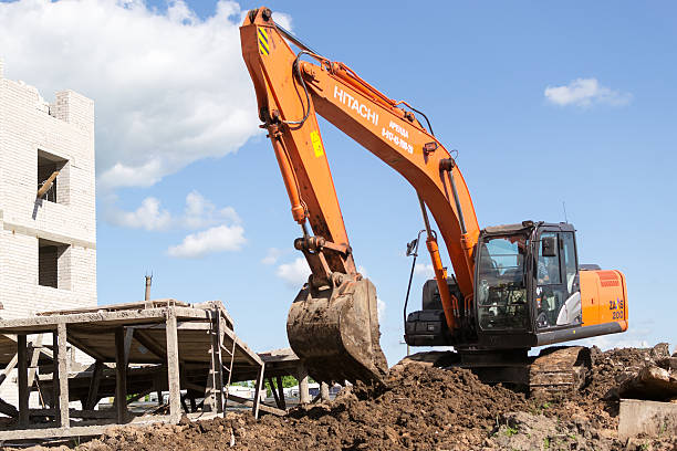 moving orange hitachi digger suelo - editorial land vehicle construction equipment built structure fotografías e imágenes de stock