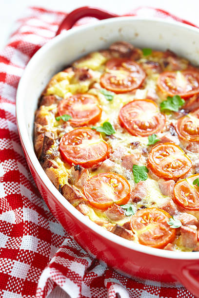 omelette с помидорами и сосиска - zucchini gratin casserole squash стоковые фото и изображения