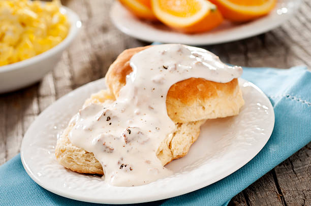 herbatniki i sos - biscuit sausage sandwich breakfast zdjęcia i obrazy z banku zdjęć