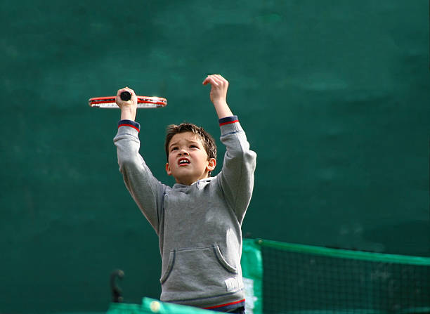 pequeno jogador de ténis - tennis teenager little boys playing imagens e fotografias de stock