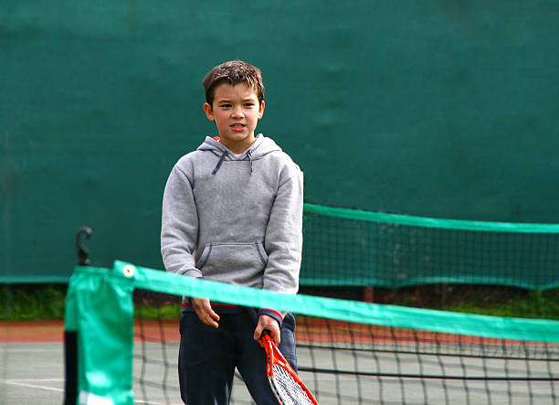 pequeno jogador de ténis - tennis teenager little boys playing imagens e fotografias de stock