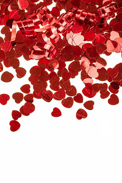 rosso cuori coriandoli su sfondo bianco - heart shape confetti small red foto e immagini stock