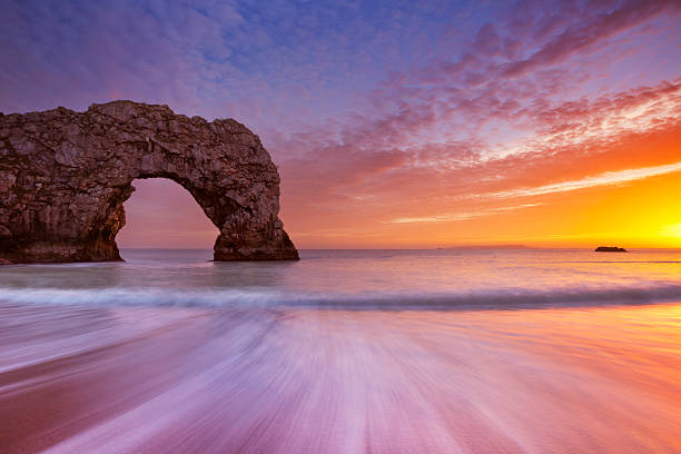 두들 켜지게 바위산 궁형 in 베네수엘라식 영국 앳 선셋 - durdle door 뉴스 사진 이미지