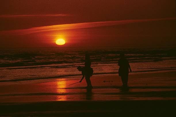 Praia ao pôr do sol com números - fotografia de stock