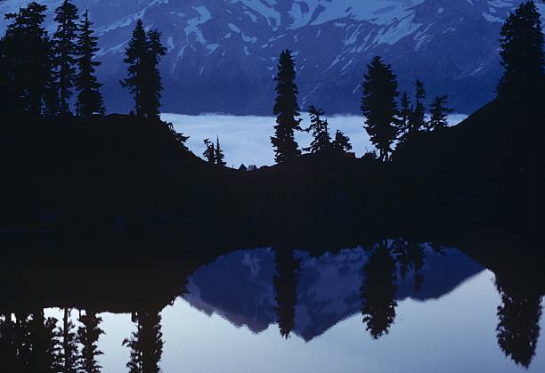 Lago de montanha e reflexão - fotografia de stock