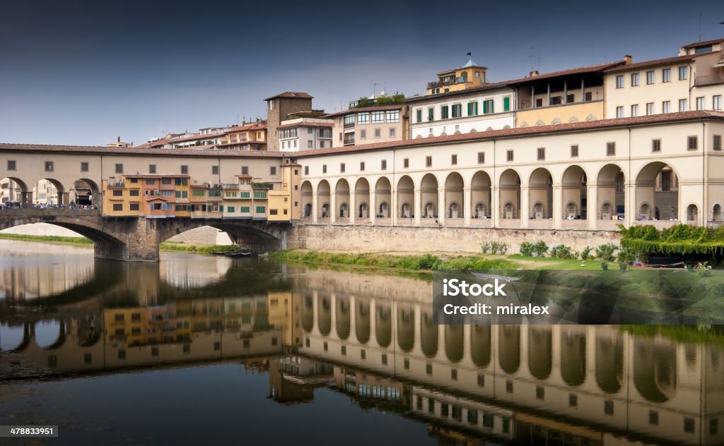 Reflet du Ponte Vecchio, et DU Corridor DE Vasari dans le fleuve Arno - Photo de Florence - Toscane libre de droits