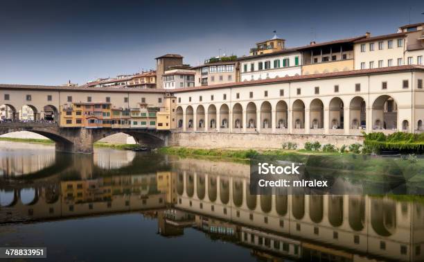 Photo libre de droit de Reflet Du Ponte Vecchio Et Du Corridor De Vasari Dans Le Fleuve Arno banque d'images et plus d'images libres de droit de Florence - Toscane