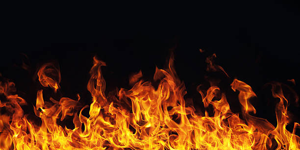 Ardor llama de fuego sobre fondo negro - foto de stock