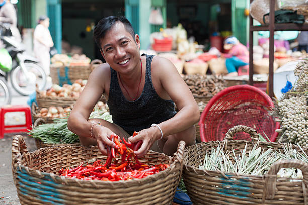 アジアの男性のストリートマーケットの笑顔寒い販売赤コショウ - food chinese ethnicity street china ストックフォトと画像