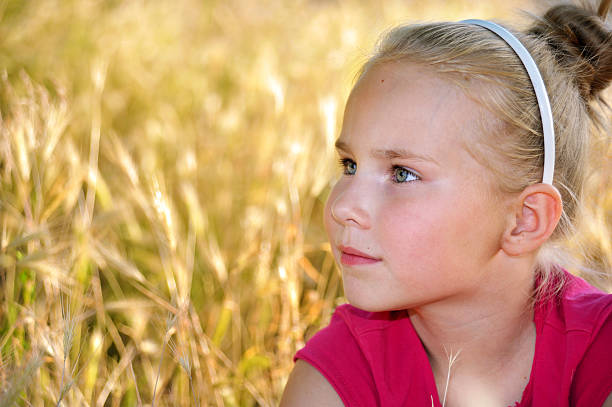 pequena menina séria a olhar para alguém, ou algo - cogitative imagens e fotografias de stock