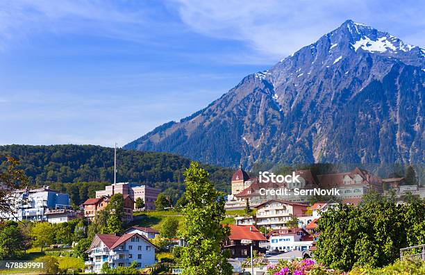 Alpy I Spiez Z Widokiem Na Wioskę - zdjęcia stockowe i więcej obrazów Alpy - Alpy, Alpy Szwajcarskie, Architektura