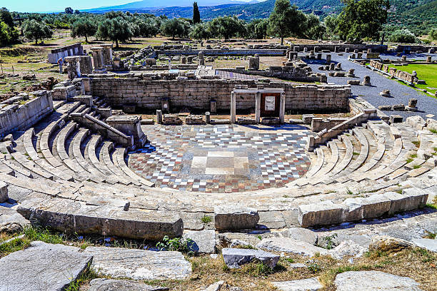 ruínas do teatro na cidade antiga de messina, peloponnes, grécia - mosaic greek culture mythology ancient imagens e fotografias de stock