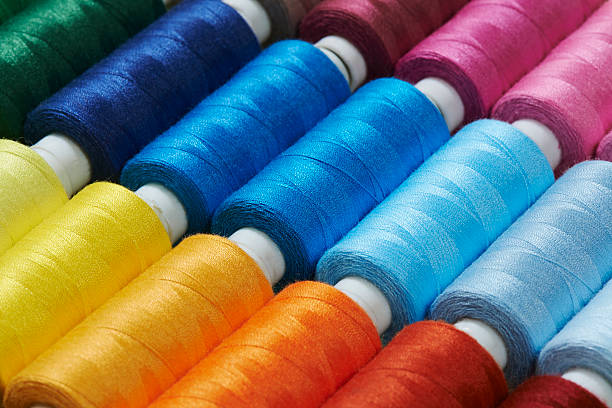 яркие нити - embroidery spool thread sewing стоковые фото и изображения