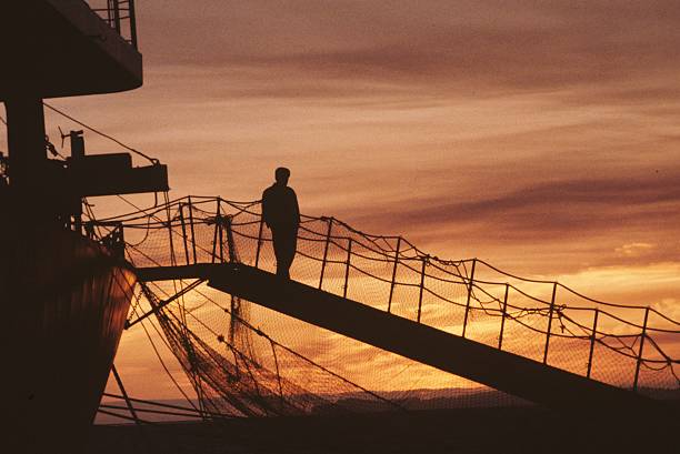 Prancha de Embarque de navio ao pôr do sol - fotografia de stock