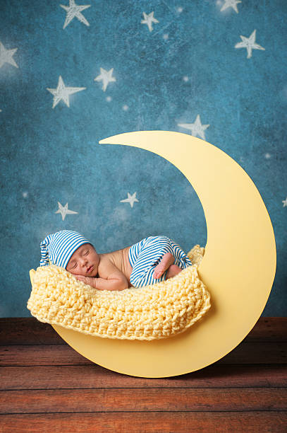 neugeborenen jungen schlafen auf dem mond - nur babys fotos stock-fotos und bilder