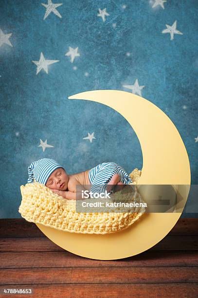 Foto de Recémnascidos E Menino Dormindo Na Lua e mais fotos de stock de Bebê - Bebê, Dormindo, Lua