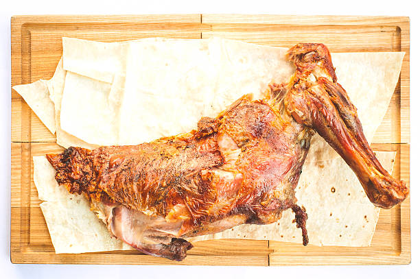 gigot с пита на деревянной пластинкой - lamb shank roast lamb leg of lamb стоковые фото и изображения