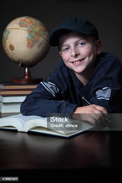 Foto de Menino Préadolescente Com Tarefas Escolares Sorrindo e mais fotos de stock de 10-11 Anos