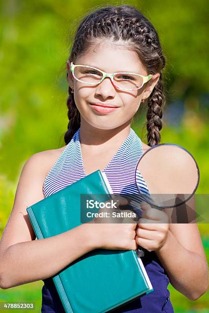 Chica Con Lupa Y Reserve Foto de stock y más banco de imágenes de Adolescente - Adolescente, Analizar, Ciencia