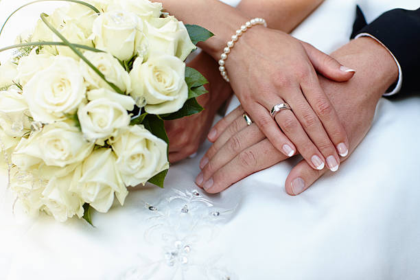 es ist mehr als ein einfaches symbol - young women wedding married engagement ring stock-fotos und bilder