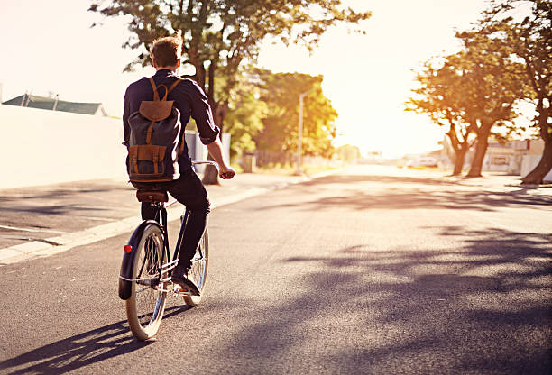 tomar uma viagem na brilhantes lado de vida - cycling bicycle hipster urban scene imagens e fotografias de stock