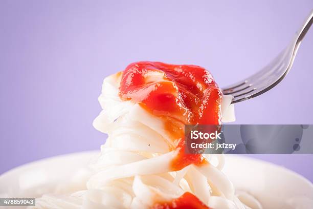 Ketchup Con Noodle - Fotografie stock e altre immagini di Alimentazione sana - Alimentazione sana, Argentato, Argento