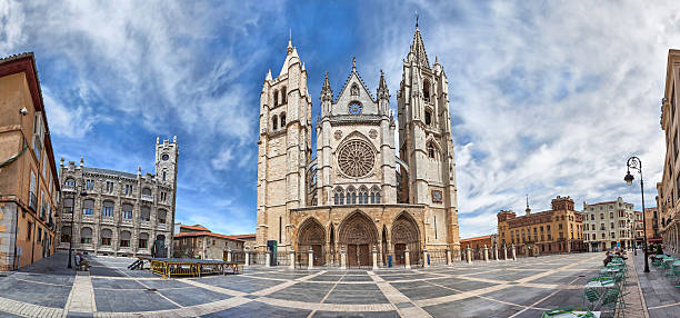 panorama da plaza de regla e león cathedral, espanha - leon - fotografias e filmes do acervo