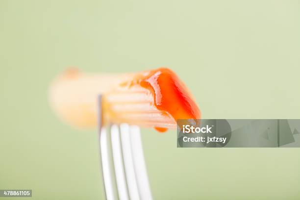 Penne Con Salsa Di Pomodoro Rosso - Fotografie stock e altre immagini di Alimentazione sana - Alimentazione sana, Argentato, Argento