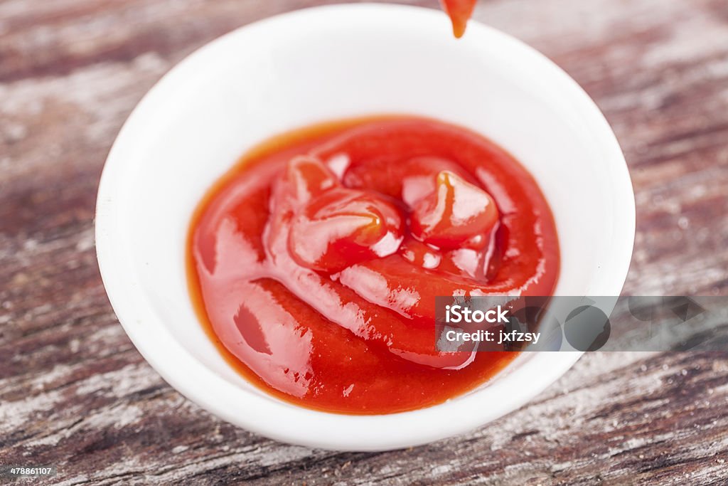 ketchup sul tavolo - Foto stock royalty-free di Alimentazione sana