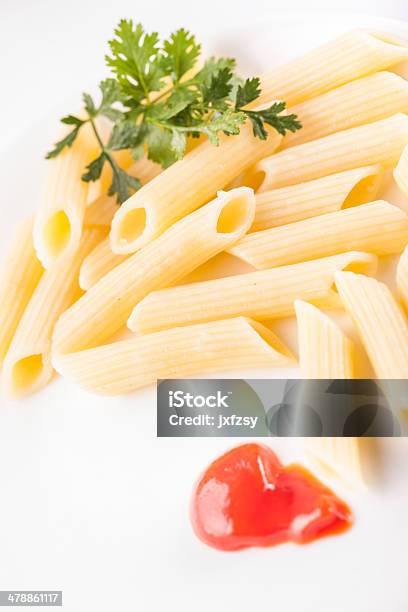 Los Fideos Penne Con Salsa De Tomate Rojo Foto de stock y más banco de imágenes de Alimento - Alimento, Alimentos cocinados, Amarillo - Color